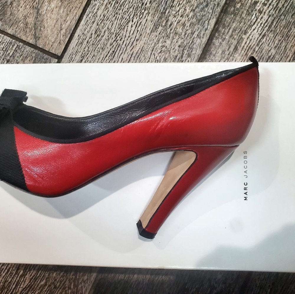 Marc Jacobs Red and Black Peep-Toe Bow Pumps Size 6.5 -EUC - Picture 5 of 9